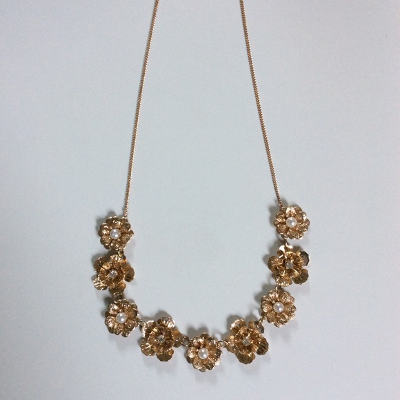 Flower Pearl & Crystal Gold Tone Necklace. - Picture 4 of 7